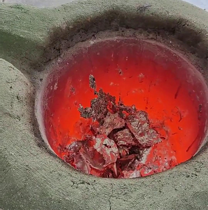 選擇海拓中頻熔煉爐-100KG熔煉廢鐵，三天即可順利發貨