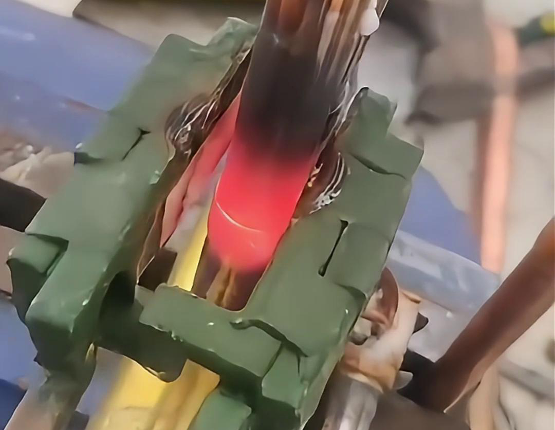 手持式高頻焊機，在制冷冰箱空調生產領域起到至關重要的作用，例如銅管焊接，鋁管焊接，四通閥焊接等