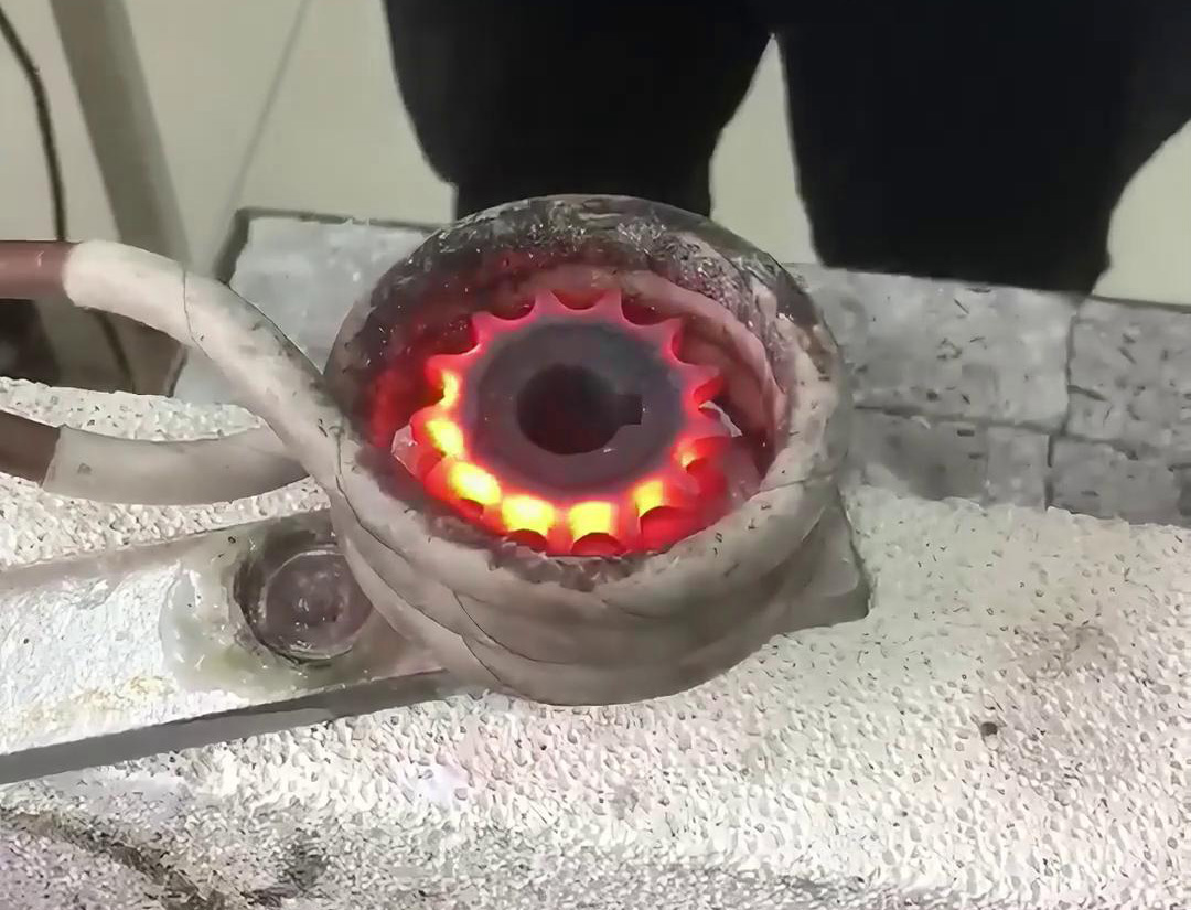 高頻齒輪淬火設備廣泛應用于汽車、機械、航空航天等行業的齒輪制造和維修領域