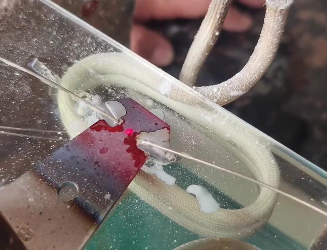 手持式高頻焊接機在直排銅板、鋁板等金屬材料的焊接中表現出色