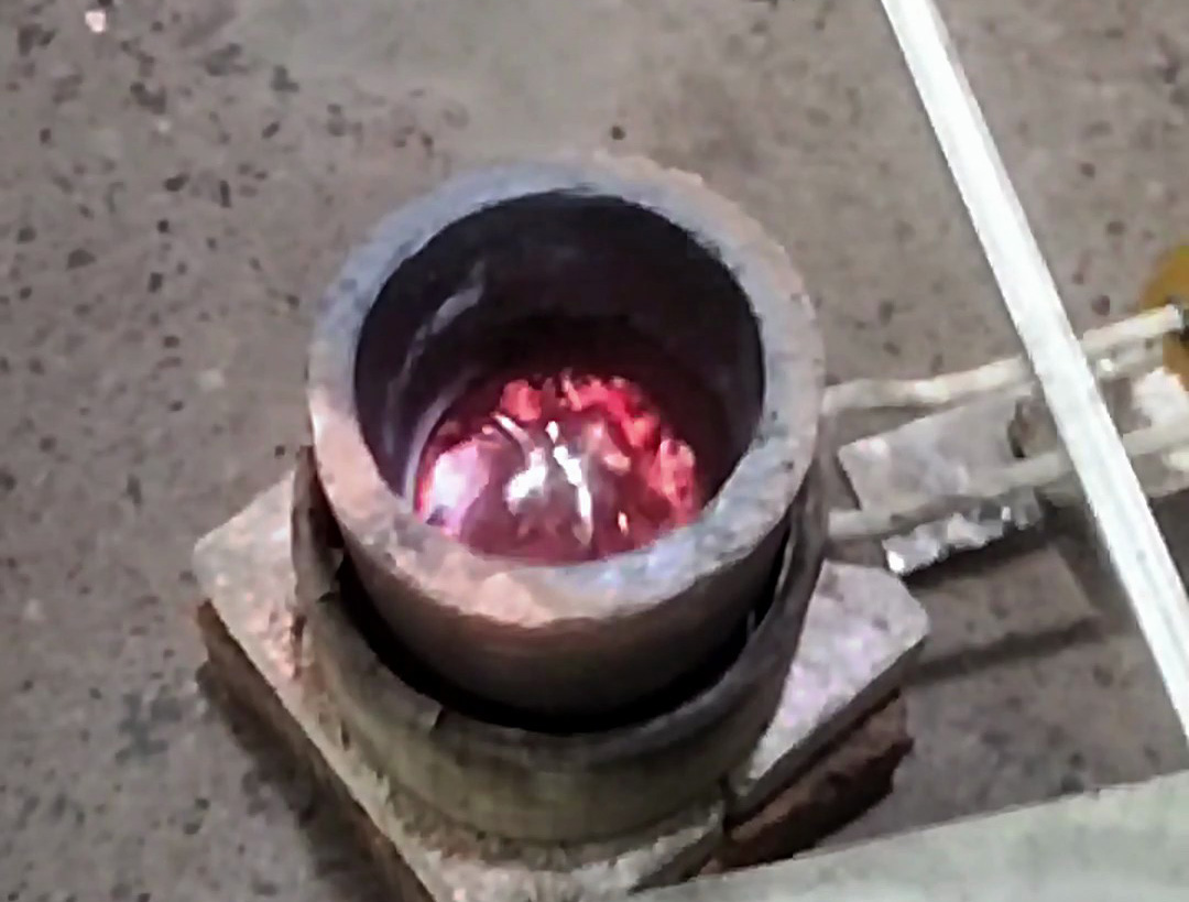 小型中頻熔鋁爐：紅外溫控精準控溫，700℃恒溫熔鋁解決方案