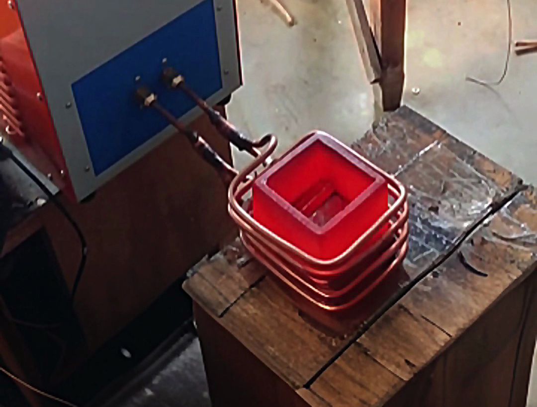 海拓小型熔煉爐：不止圓形坩堝，定制不規則坩堝輕松實現 —— 方形坩堝熔錫工藝演示