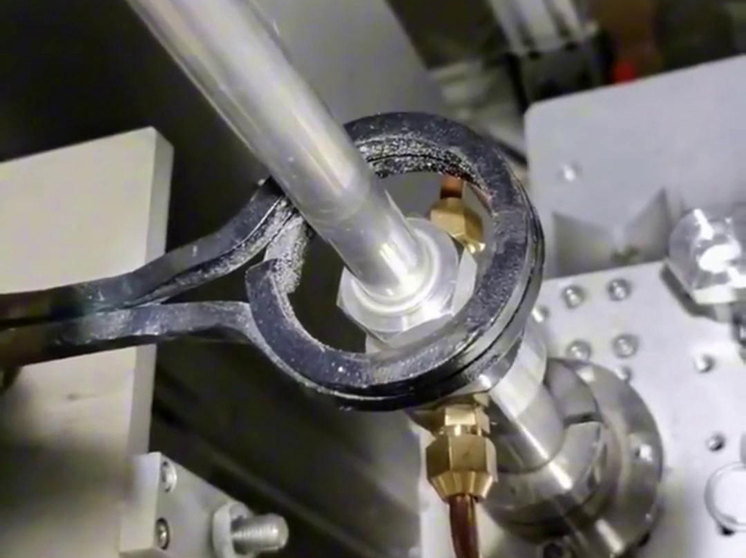 鋁管焊接，焊料是焊接成功的保證，它可以用高頻焊機來實現釬焊