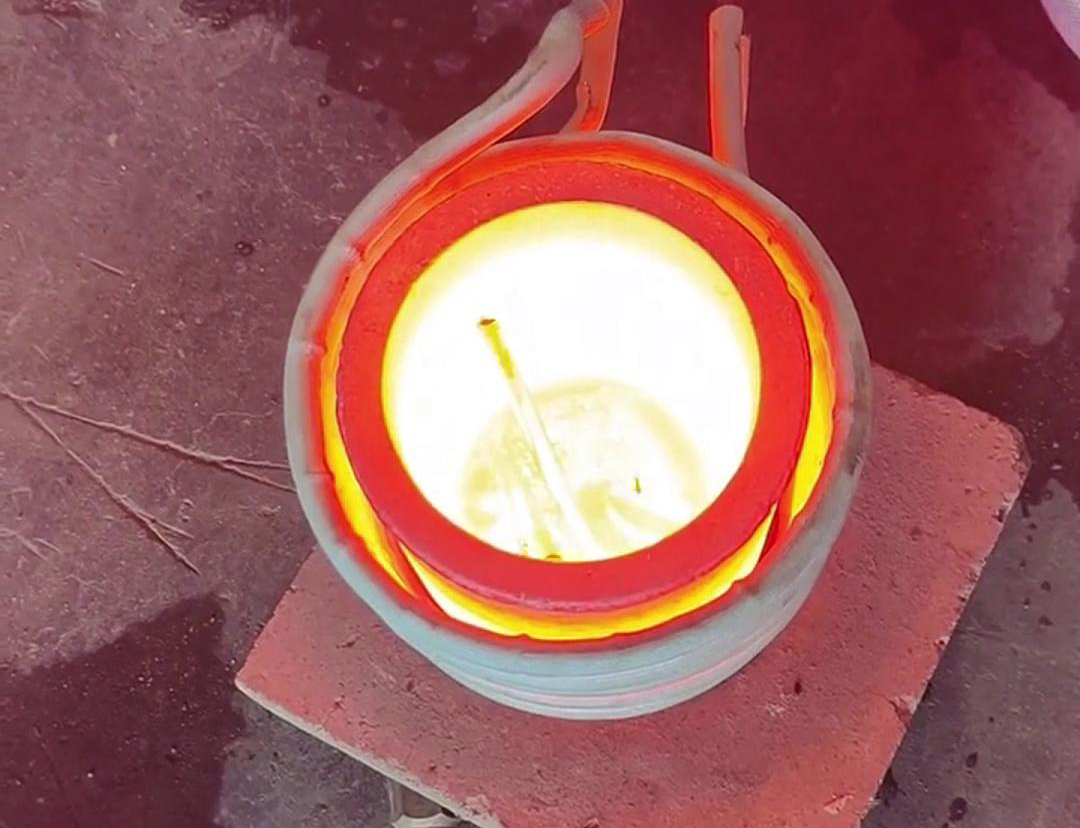 小型實驗熔煉爐，是實驗室或小規模生產環境中常用的設備