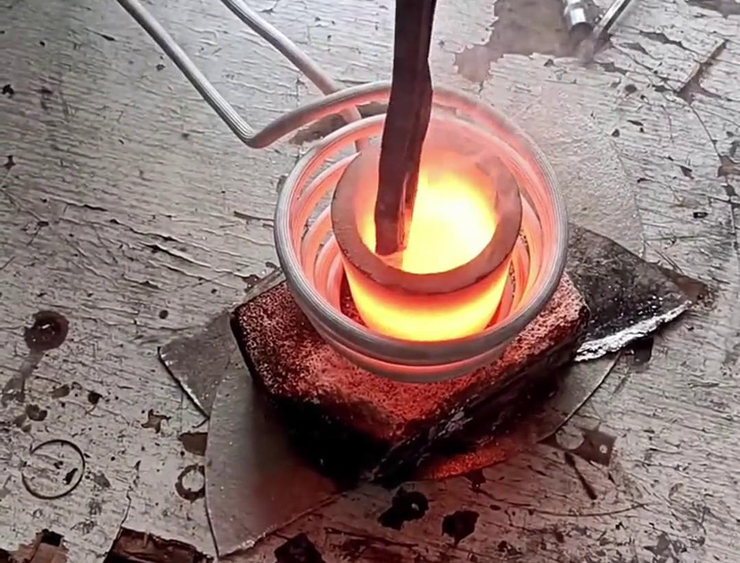 小型中頻熔煉爐具有體積小、重量輕、效率高、耗電少、熔化升溫快