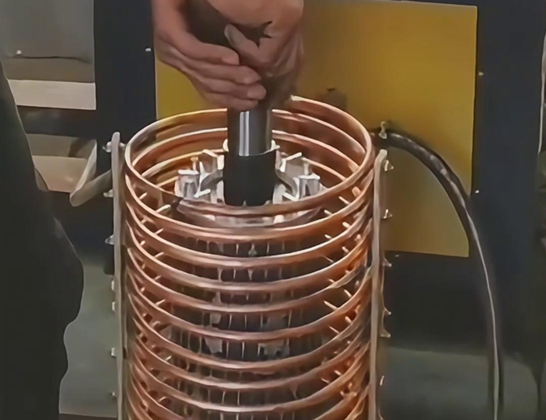 利用高頻電源控制電流對轉子進行快速加熱，使其膨脹，然后將其裝配到定子中