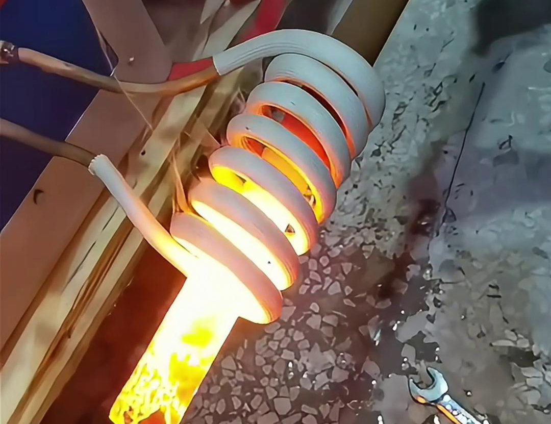 鐵棒的高頻加熱具有效率高、速度快、操作簡單等優點，廣泛應用于金屬材料加工
