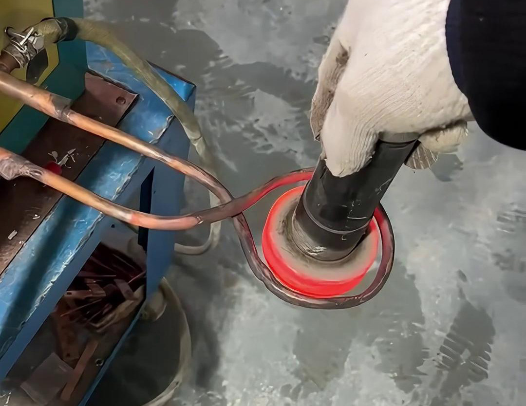 超音頻感應加熱設備是一種對金屬工件進行感應加熱，以進行表面淬火、退火等熱處理的設備。