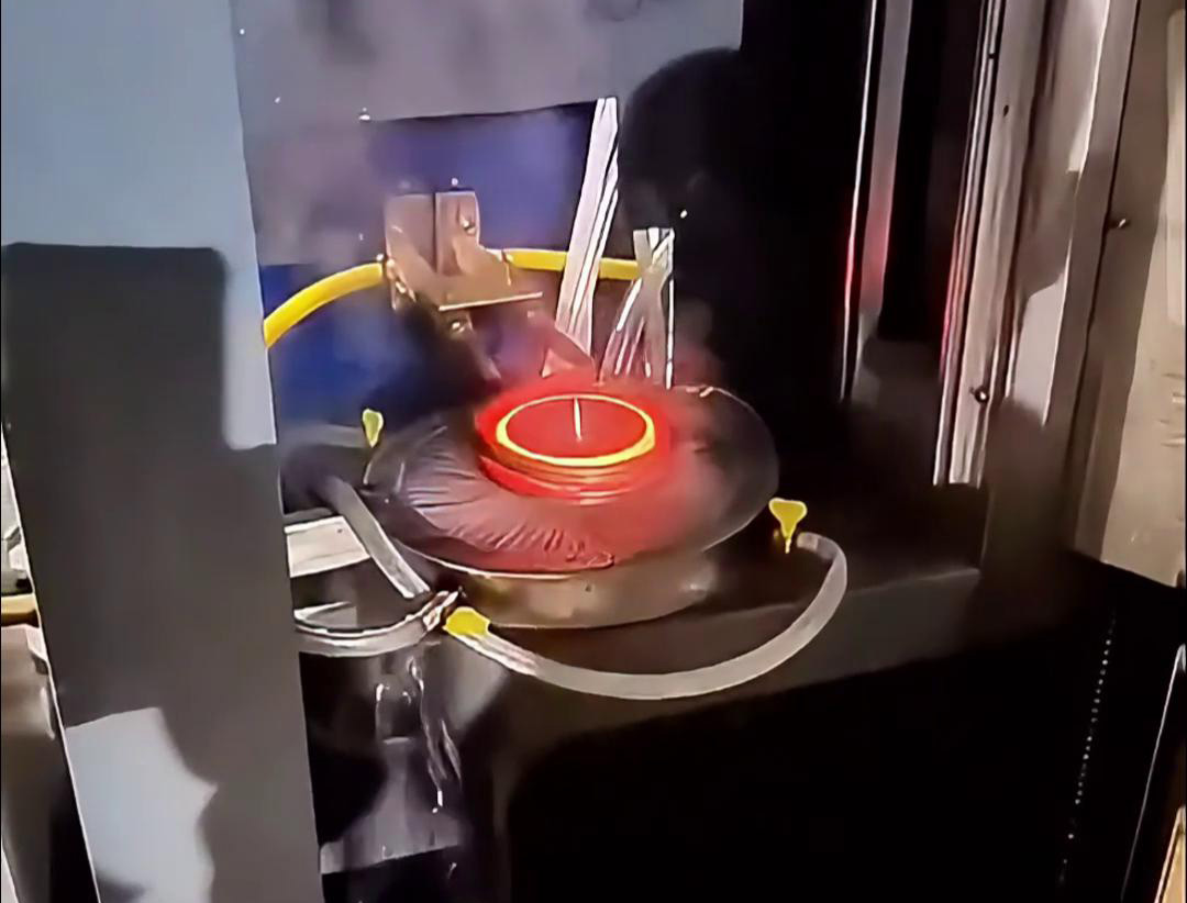 將齒輪放入高頻淬火機的感應器內，通過高頻感應加熱技術將齒輪表面加熱至淬火溫度