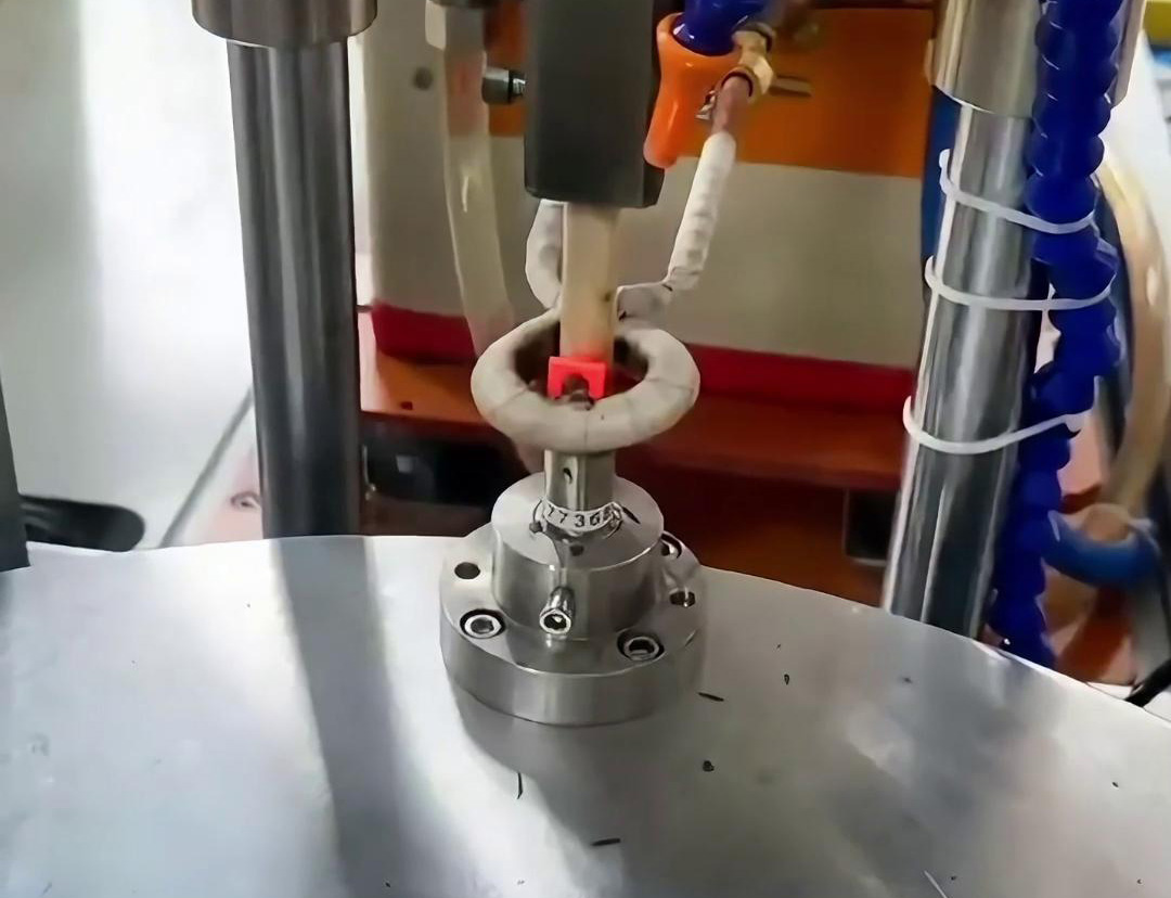 高頻焊接設備通常配備PLC的控制系統和傳感器，能夠實現自動化操作，減少人工干預