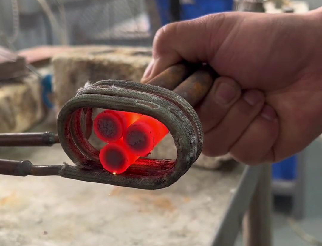 高頻感應加熱機，可以對一根棒料進行加熱，也可以對多根棒料同時加熱