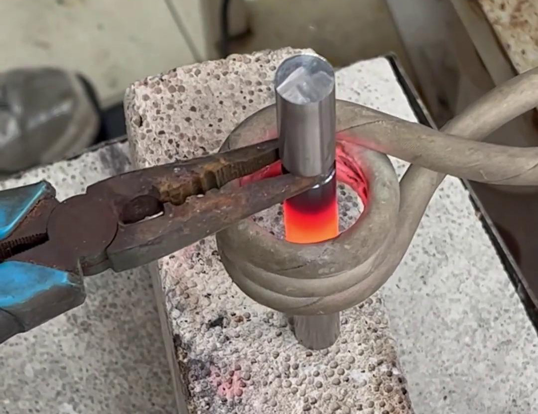 鋼棒折彎過程，高頻加熱機能快速加熱鋼棒退火