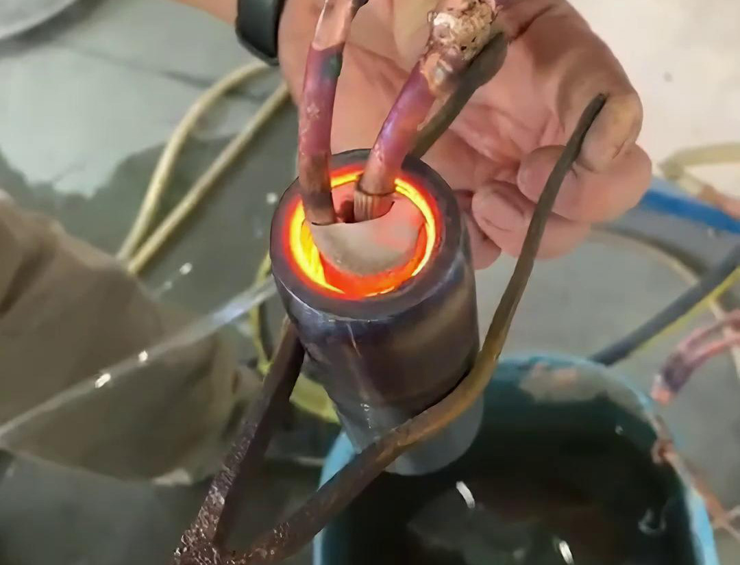 您要做內孔熱處理嗎？那么這臺高頻加熱機就是您想要找的設備