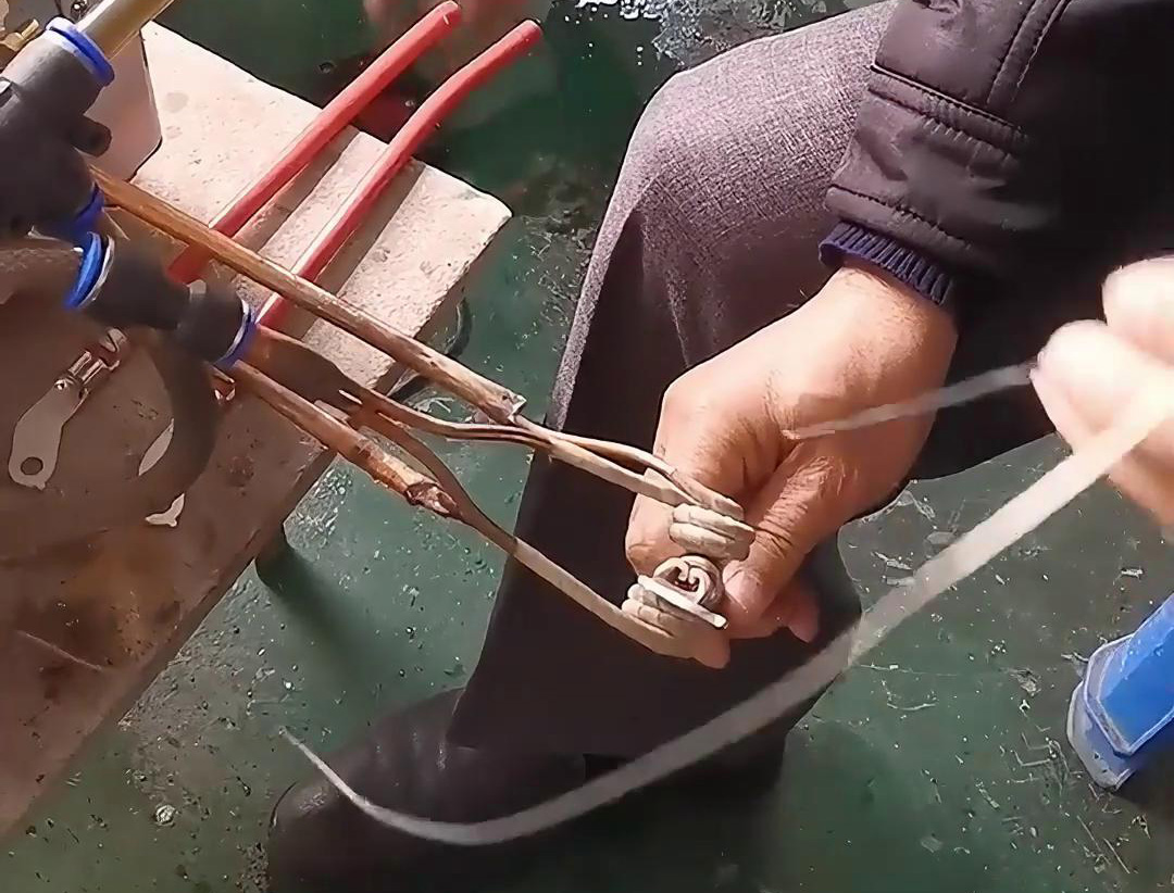 新能源線束端子錫焊用高頻焊機，提高線束端子的耐腐蝕性，延長其使用壽命