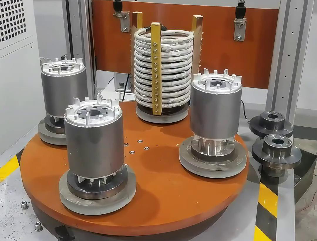 一套人工操作半自動電機轉子熱套設備，它由高頻感應加熱設備組合而成