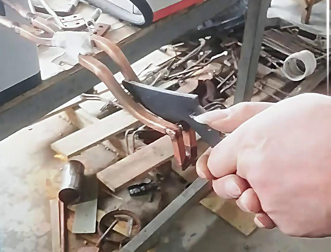 刀具淬火，根據工藝要求可以選擇高頻淬火機或者超高頻淬火設備