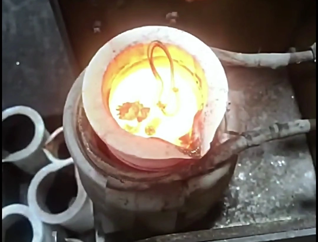 手搖傾倒式中頻熔金機是一種高效、靈活、安全可靠的金屬熔煉設備