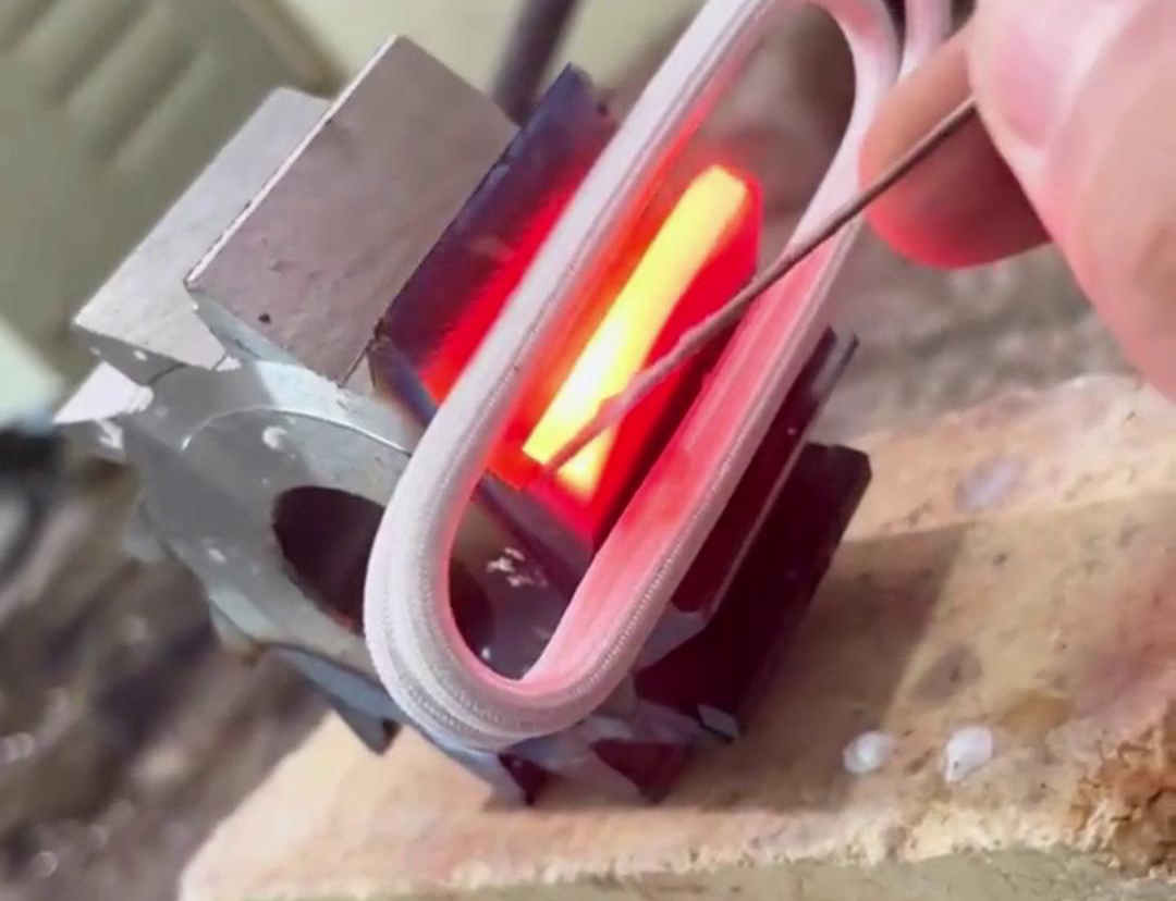 這是齒輪斷裂的齒牙，用我們的高頻焊接機不到一分鐘就能焊好