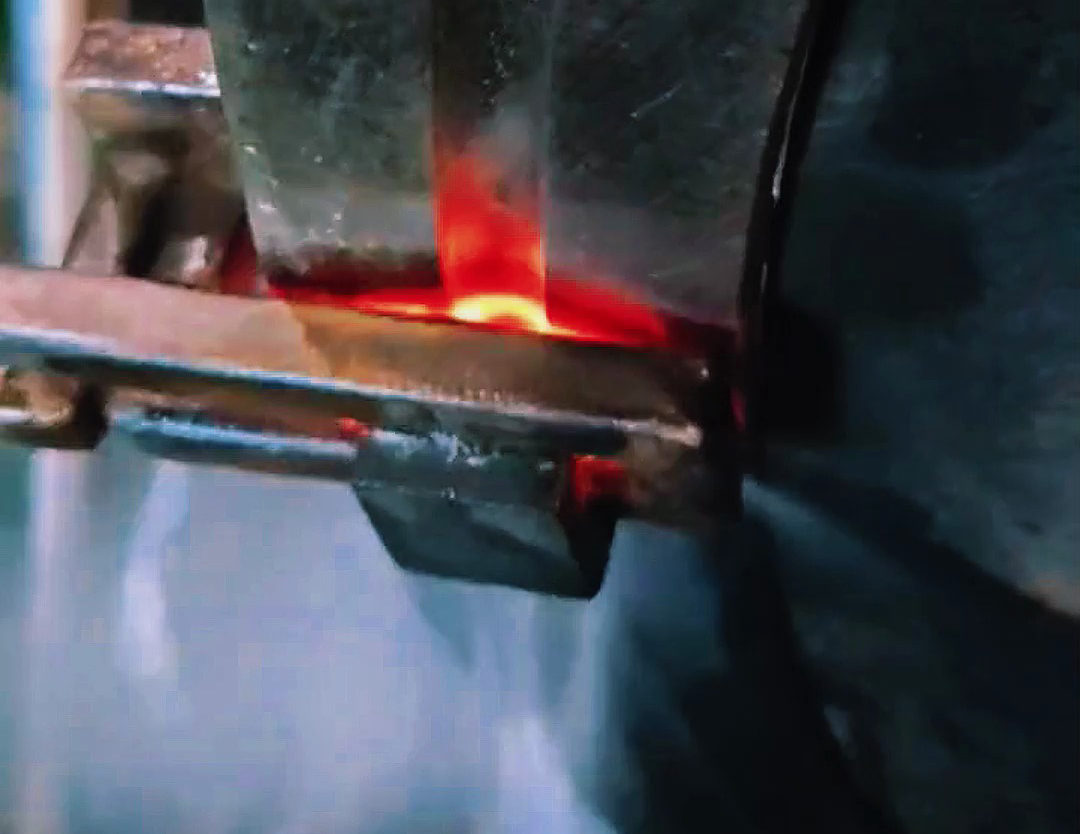 手持式高頻淬火對金屬工件表面進行快速加熱和淬火的設備