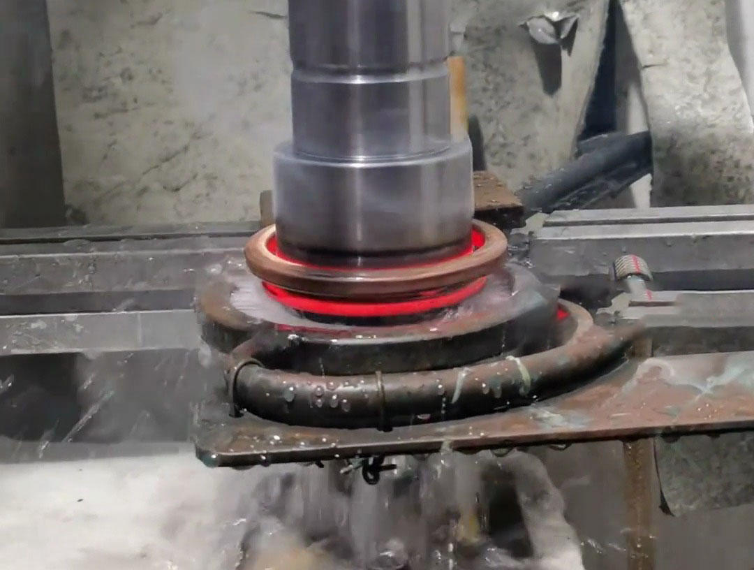 高頻淬火機床自動化操作減少了人工干預，提高了生產效率和一致性