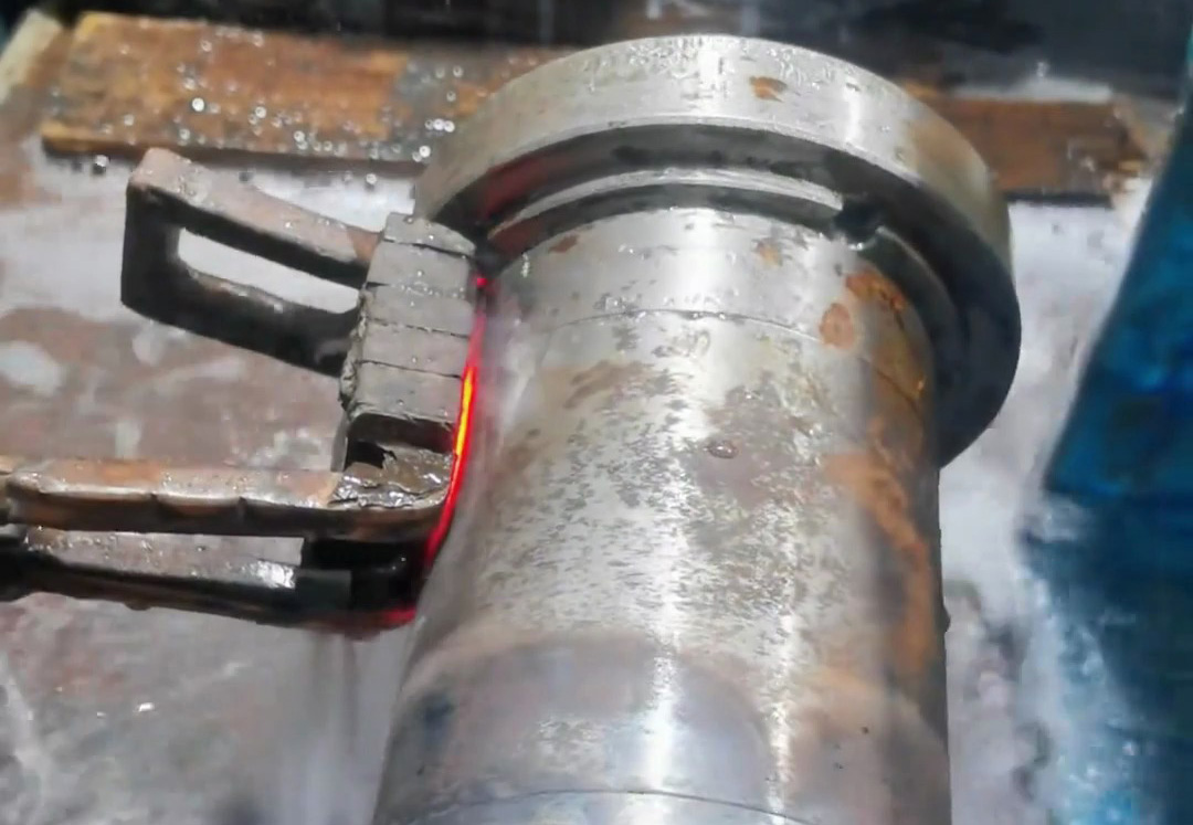 金屬在高溫下瞬間冷卻會發生什么？電機軸工業高頻淬火實拍